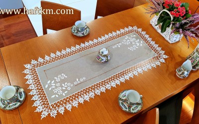 Elegancki bieżnik z motywem kwiatowym.