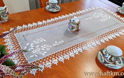 Elegancki bieżnik z motywem kwiatowym.