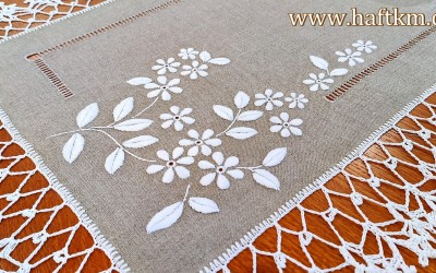 Elegancki bieżnik z motywem kwiatowym.