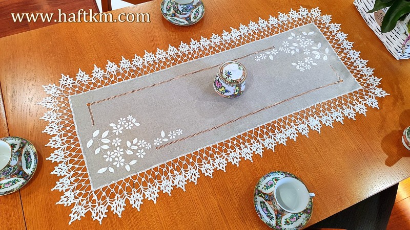 Elegancki bieżnik z motywem kwiatowym.