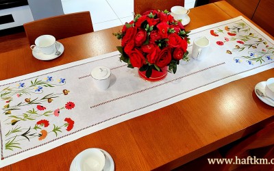 Przepiękny, ręcznie haftowany bieżnik  