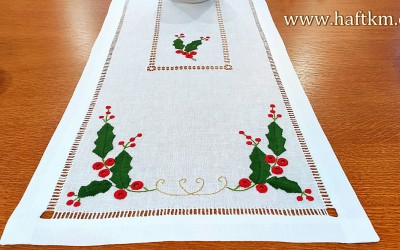 Elegancki  bieżnik świąteczny  " Ostrokrzew "