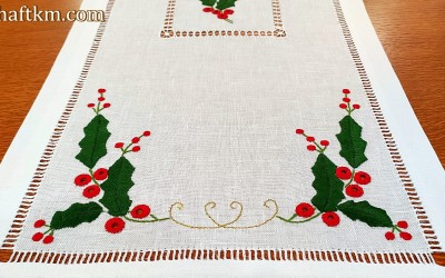 Elegancki  bieżnik świąteczny  " Ostrokrzew "