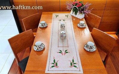 Elegancki  bieżnik świąteczny  " Ostrokrzew "