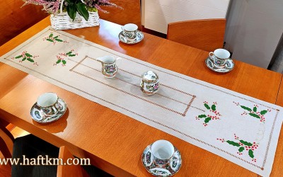 Elegancki  bieżnik świąteczny  " Ostrokrzew "