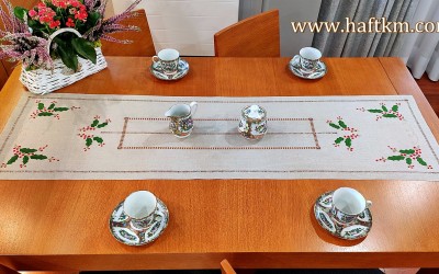 Elegancki  bieżnik świąteczny  " Ostrokrzew "