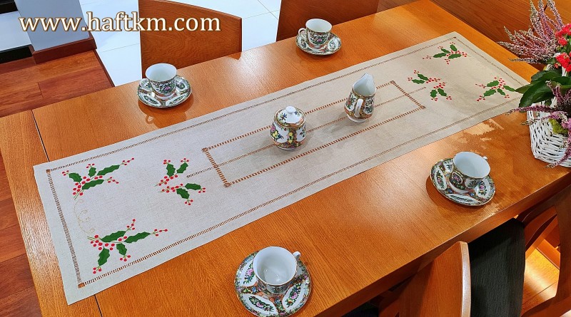 Elegancki  bieżnik świąteczny  " Ostrokrzew "