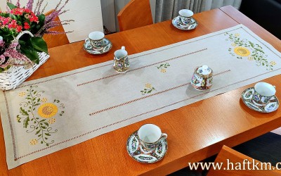 Ręcznie haftowany bieżnik  