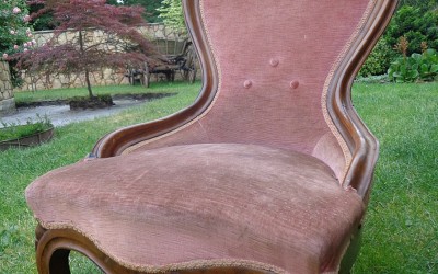 Haft na tapicerce krzeseł.