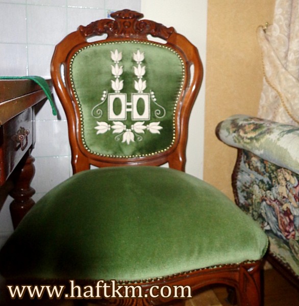 Haft na tapicerce krzeseł.