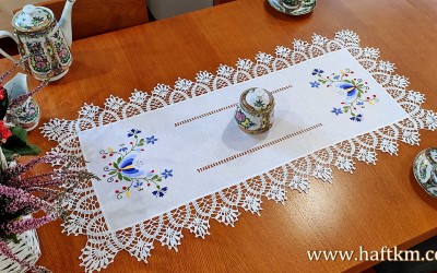 Przepiękny ręcznie haftowany bieżnik z motywem kaszubskim.