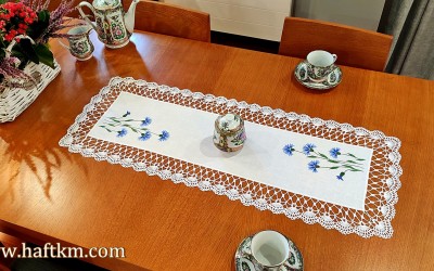 Piękny ręcznie haftowany bieżnik " Chabry"