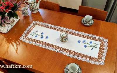 Piękny ręcznie haftowany bieżnik " Chabry"