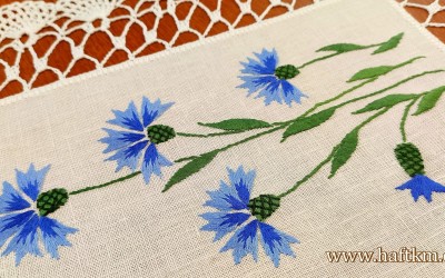 Piękny ręcznie haftowany bieżnik " Chabry"