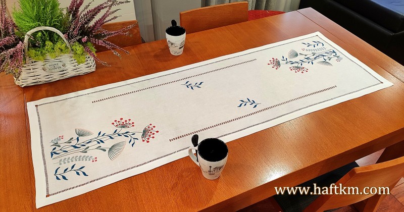 Przepiękny, ręcznie haftowany bieżnik  " Modern "