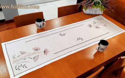 Przepiękny, ręcznie haftowany bieżnik  