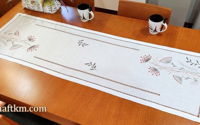 Przepiękny, ręcznie haftowany bieżnik  " Modern "
