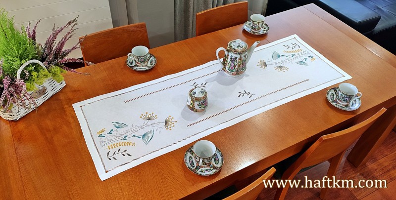 Przepiękny, ręcznie haftowany bieżnik " Modern "