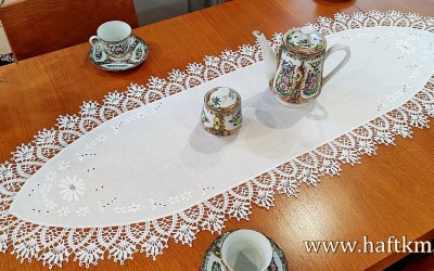 Luksusowa, ręcznie haftowana serweta z koronką szydełkową.