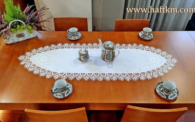 Luksusowa, ręcznie haftowana serweta z koronką szydełkową.