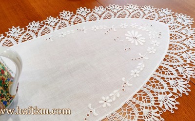 Luksusowa, ręcznie haftowana serweta z koronką szydełkową.