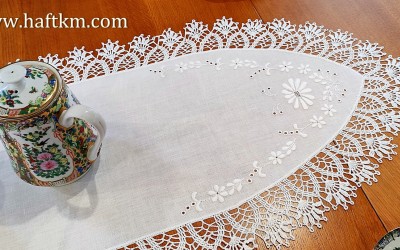 Luksusowa, ręcznie haftowana serweta z koronką szydełkową.