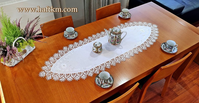 Luksusowa, ręcznie haftowana serweta z koronką szydełkową.