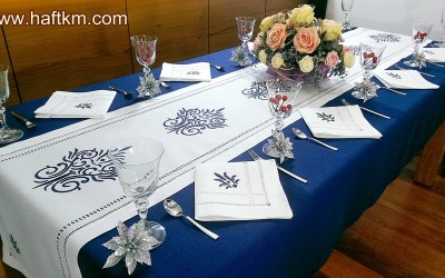  Luksusowy, ręcznie haftowany obrus lniany.