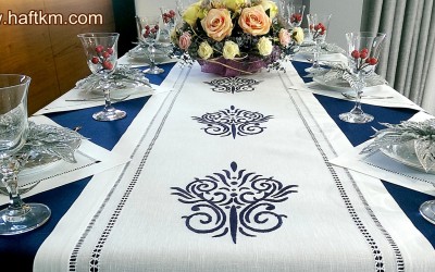  Luksusowy, ręcznie haftowany obrus lniany.