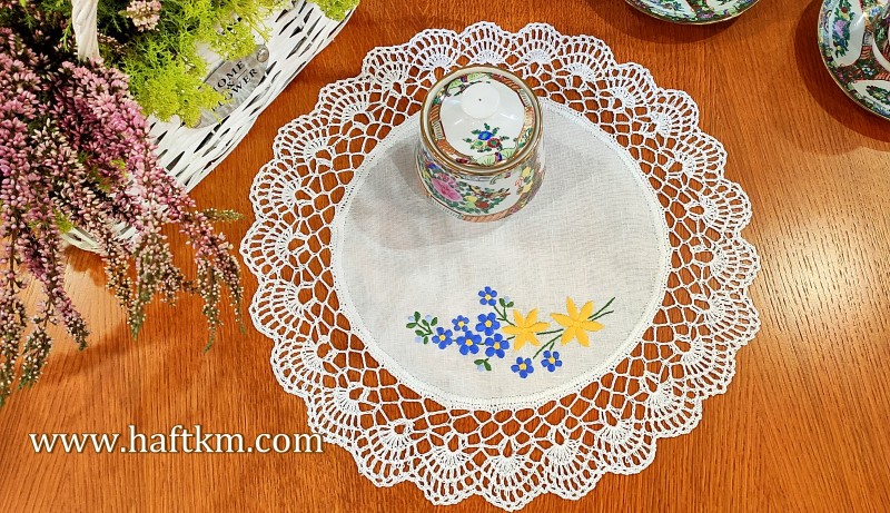 Ręcznie haftowana serweta "  Niezapominajki "