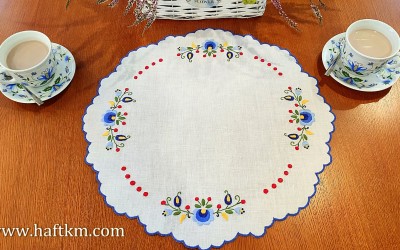 Ręcznie haftowana serweta lniana z motywem kaszubskim