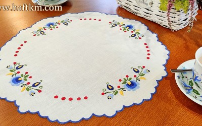 Ręcznie haftowana serweta lniana z motywem kaszubskim