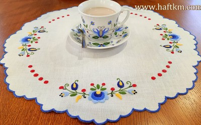 Ręcznie haftowana serweta lniana z motywem kaszubskim