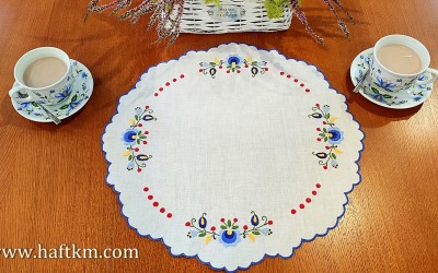 Ręcznie haftowana serweta lniana z motywem kaszubskim