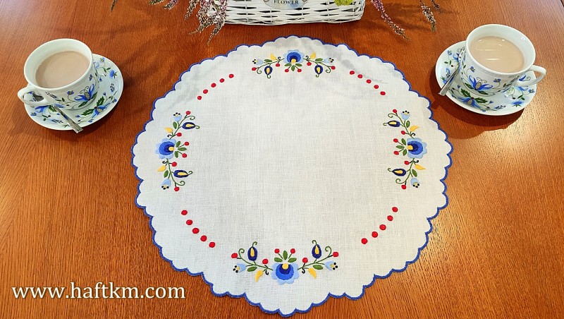 Ręcznie haftowana serweta lniana z motywem kaszubskim