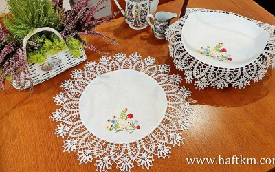 Ręcznie haftowana serweta  " Kurczaczek wielkanocny  "