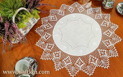 Ręcznie haftowana serweta z koronką szydełkową.