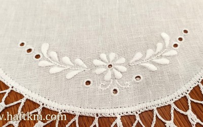 Ręcznie haftowana serweta z koronką szydełkową.