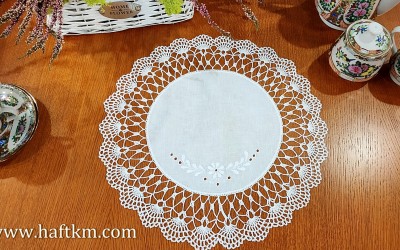 Ręcznie haftowana serweta z koronką szydełkową.