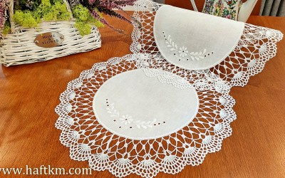 Ręcznie haftowana serweta z koronką szydełkową.