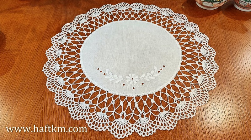 Ręcznie haftowana serweta z koronką szydełkową.