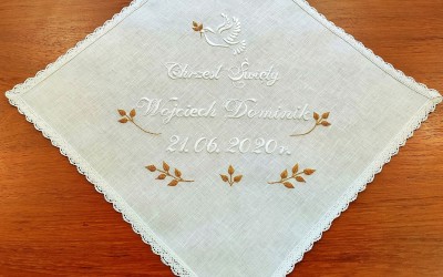 Przepiękna, ręcznie haftowana szatka do chrztu.