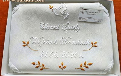 Przepiękna, ręcznie haftowana szatka do chrztu.