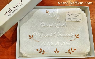 Przepiękna, ręcznie haftowana szatka do chrztu.