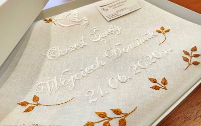 Przepiękna, ręcznie haftowana szatka do chrztu.