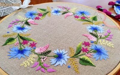 Obraz ręcznie haftowany " Chabry na kwiecistej łące "