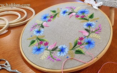 Obraz ręcznie haftowany " Chabry na kwiecistej łące "