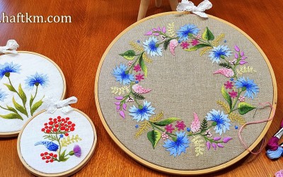 Obraz ręcznie haftowany " Chabry na kwiecistej łące "