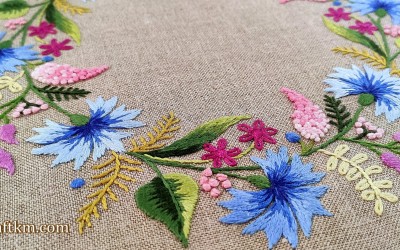 Obraz ręcznie haftowany " Chabry na kwiecistej łące "