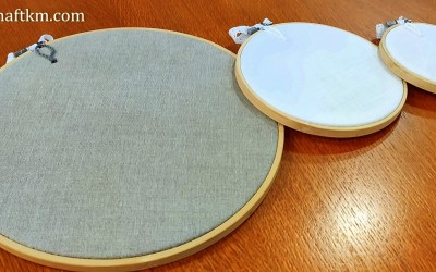 Obraz ręcznie haftowany " Chabry na kwiecistej łące "